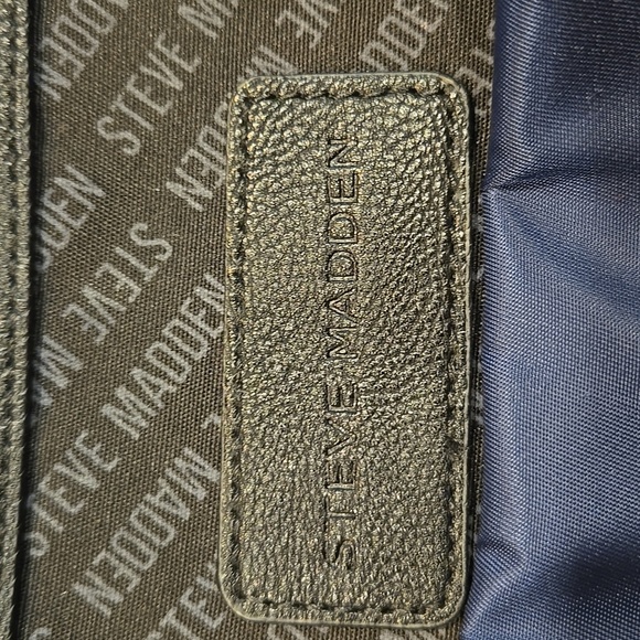 STEVE MADDEN BACKPACK WITH INCLUDED FRONT QUILTED POUCH FOR A TABLET. BLUE/GREY. - Picture 5 of 14